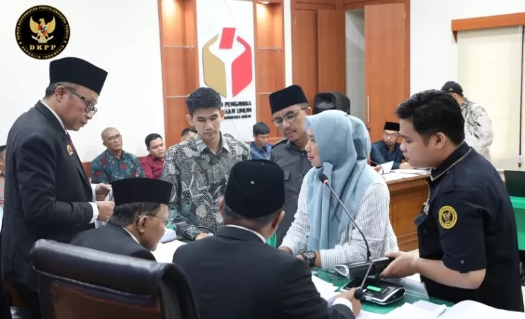 Ketua KPU dan Ketua Bawaslu Bukittinggi Jalani Sidang DKPP