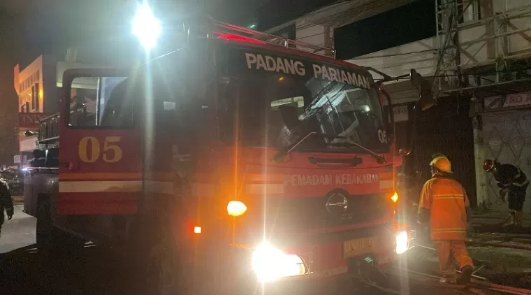 Komplek Nusantara Building Pasar Raya Padang Terbakar, Delapan Toko Hangus