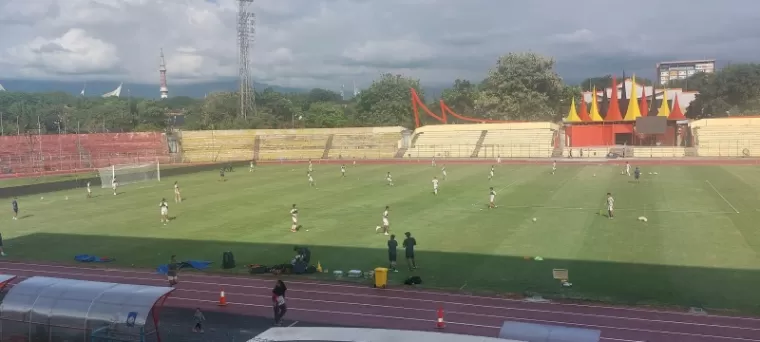 LATIHAN- Skuad Semen Padang FC jalani sesi latihan, Selasa (12/11) sore. Latihan di Stadion H. Agus Salim itu jelang menjamu PDRM Malaysia di Laga Persahabatan Internasional, Sabtu (16/11) malam. (dede amri)