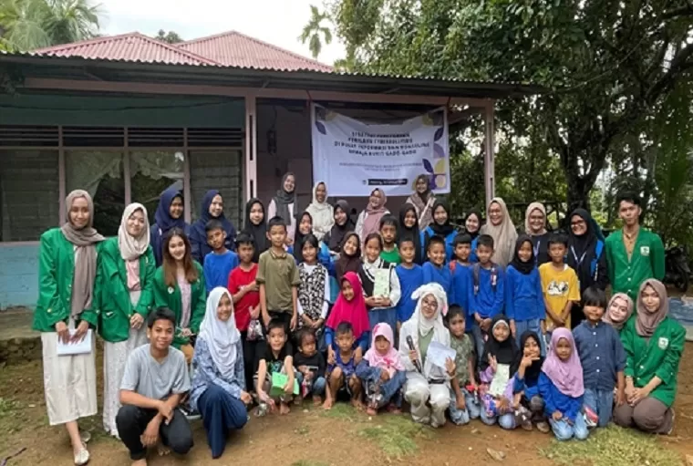 Mahasiswa dan Dosen Komunikasi Unand Edukasi Generasi Muda tentang Bahaya Cyberbullying di PIK-R Bukit Gado-gado