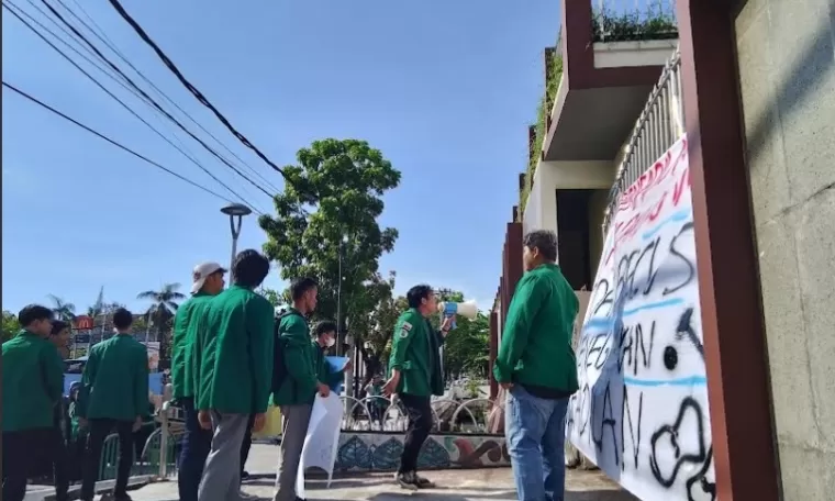 Mahasiswa Unand saat menggelar aksi di depan Kantor PN Padang, Jalan Khatib Sulaiman, Senin (1/11). (wy)