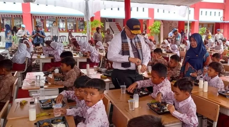 Makan Sehat Bergizi Dibagikan untuk Siswa SDN 02 Lubuk Buaya