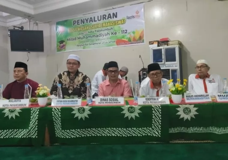 Ketua Pimpinan Daerah Muhammadiyah Payakumbuh (empat dari kanan) pada acara penyerahan beasiswa LazisMu Payakumbuh.