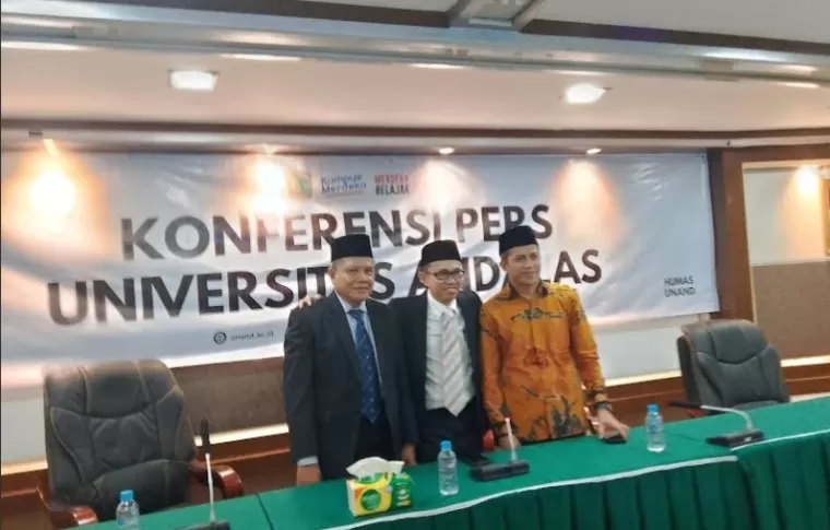 Rektor Unand, Efa Yonnedi (tengah) bersama Khairul Fahmi dan Wakil Rektor II Unand, Hefrizal Handra dalam jumpa pers, Rabu (13/11) di Gedung Rektorat Unand. (wy)