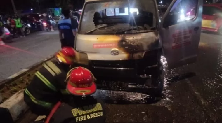 Mobil Zataka Express Ludes Terbakar di Tengah Jalur Sibuk