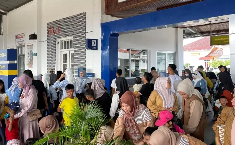 Penumpang menunggu keberangkatan di stasiun Simpang Haru, Padang.Ist