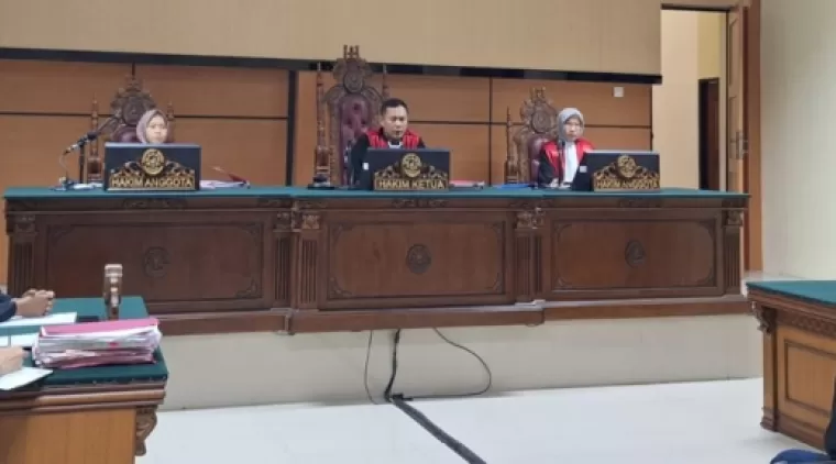 SIDANG TUNTUTAN. -  Terdakwa Alpin dalam sidanh tuntutan di Pengadilan Negeri Sawahlunto.(armadison)