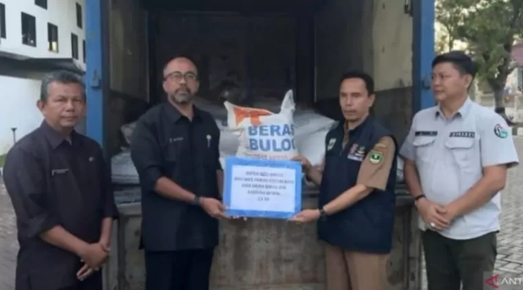 Pemprov Sumbar Salurkan 2,8 Ton Beras untuk Korban Banjir Bandang