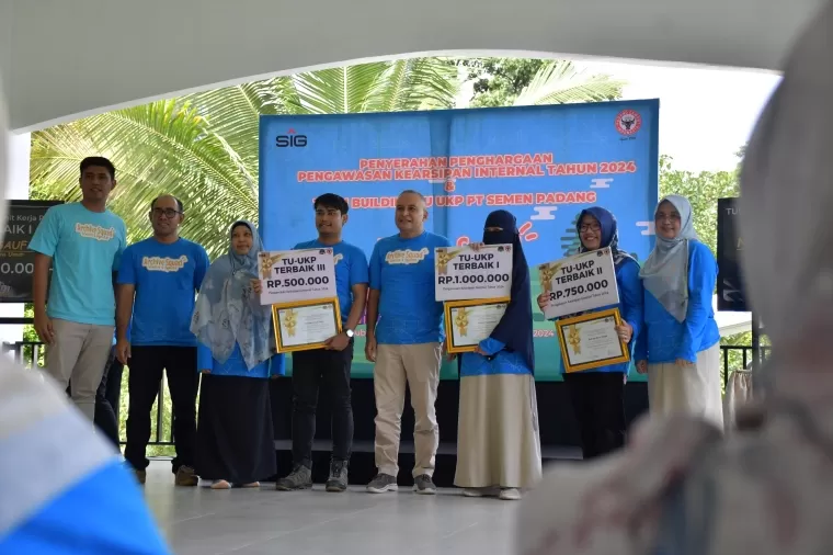 Direktur Keuangan dan Umum PT Semen Padang Oktoweri menyerahkan penghargaan pada unit kerja yang di Club House PT Semen Padang, Kamis (21/11).Ist