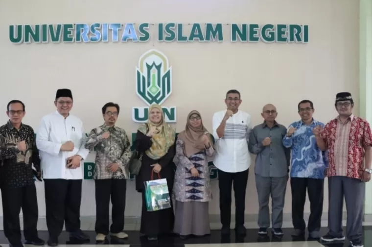 Rektor UIN Bukittinggi, Silfia Hanani (lima dari kanan), dan TNC UIS Zetty Nurzuliana Binti Rasheed (empat dari kiri) serta jajaran pimpinan UIN Bukittinggi.