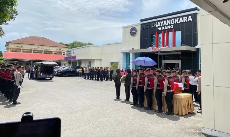 Jenazah Kasat Reskrim rencannya diterbangkan ke Makassar. (deri)