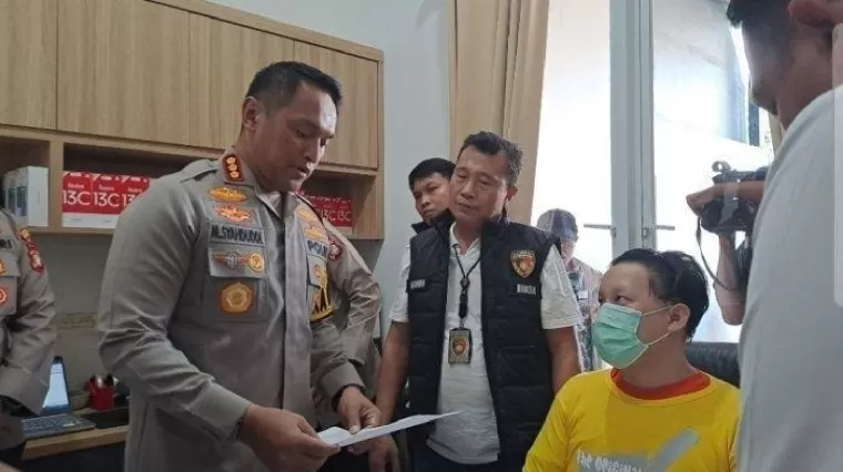 Polres Jakarta Barat menggerebek rumah yang dijadikan markas jaringan penyewaan rekening untuk judi online. (Foto: Tribunnews)