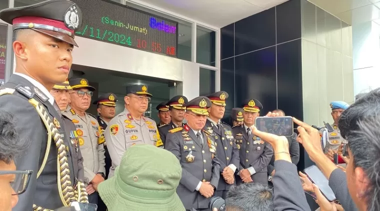 Kapolda Sumbar Irjen Pol Suharyono saat konferensi pers