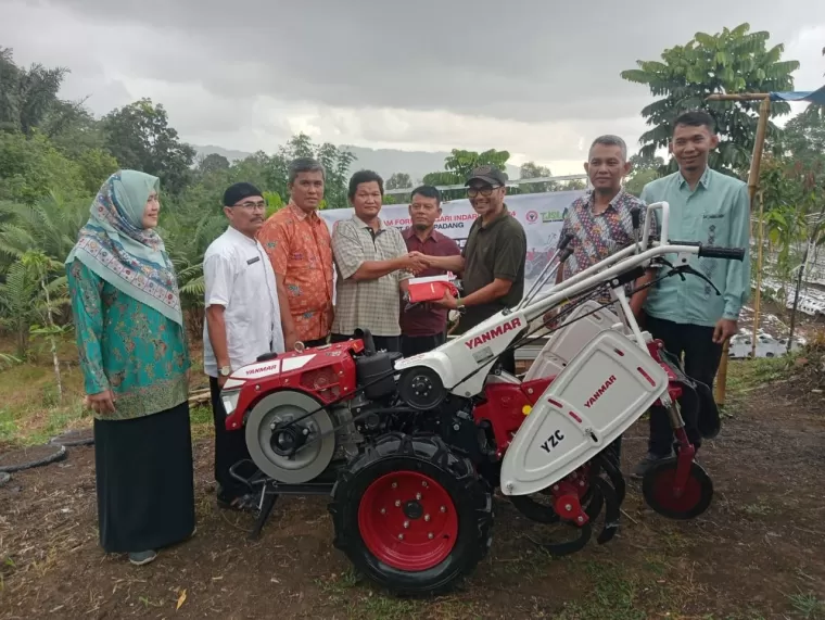 PT Semen Padang Dukung Produktivitas Petani Padayo dengan Bantuan Hand Traktor