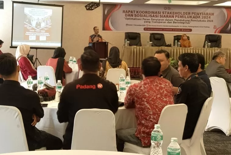 Ketua KPID Sumbar Robert Cenedy saat membuka rakor bersama stakeholder penyiaran dan sosialisasi siaran pemilukada 2024.