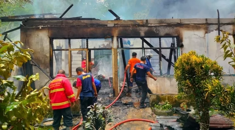 Rumah Guru SDN 15 Pematang Panjang Sijunjung Terbakar