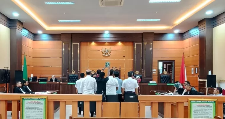 Tujuh saksi disumpah sebelum memberikan keterangan dalam sidang lanjutan kasus dugaan korupsi mantan Ketua DPRD Kabupaten Sijunjung, Rabu (20/11) di Pengadilan Negeri Padang. (wy)