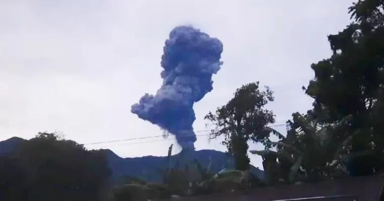 Foto Gunung Marapi saat meletus, Rabu (6/11) pukul 05.45 WIB pagi. (Maswir Chaniago)