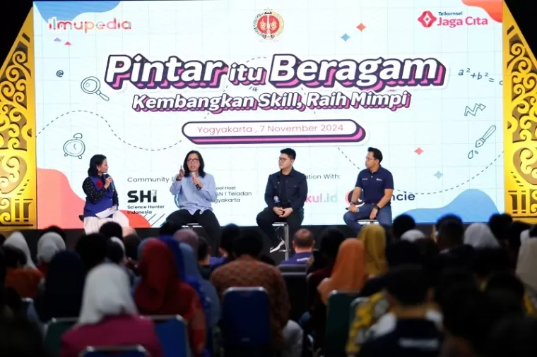 Telkomsel juga menggelar roadshow ilmupedia &quot;Pintar Itu Beragam&quot;, memperkenalkan platform Ilmupedia yang lebih interaktif, serta beragam kegiatan seperti Mini IBJ Quiz, talkshow, dan kompetisi jingle ilmupedia.