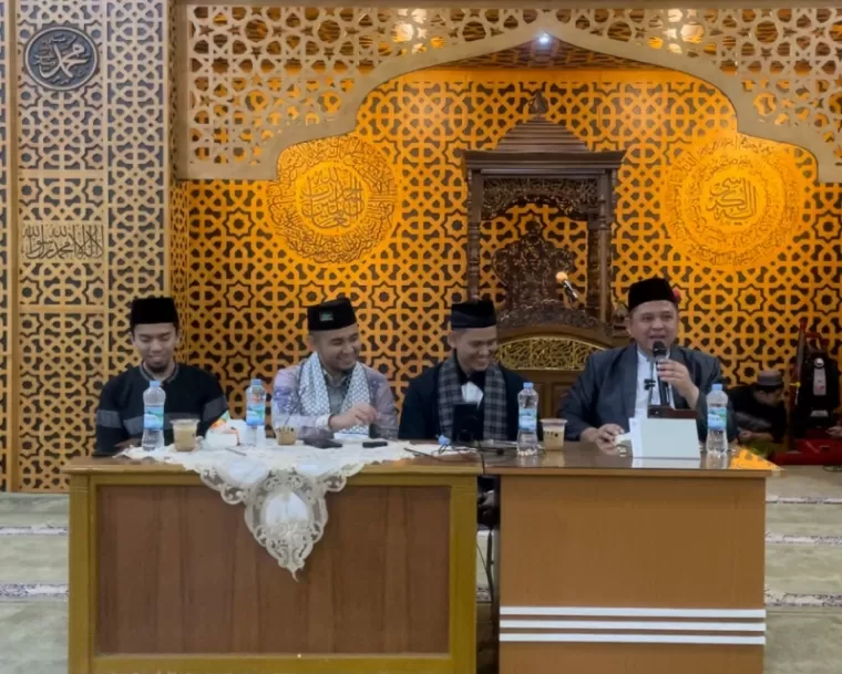 Mudzakarah. Ustadz Dr. Irwandi Nashir (kanan) Ustadz Emil Fakhri Habib, Lc.,M.A., (tiga dari kanan), dan Ustadz Khalilurrahman, Lc.,M.A., (kiri) pada Mudzakarah Al Husam, Sabtu (2/11/2024), yang dipandu Ridwan Dt. Barbangso.