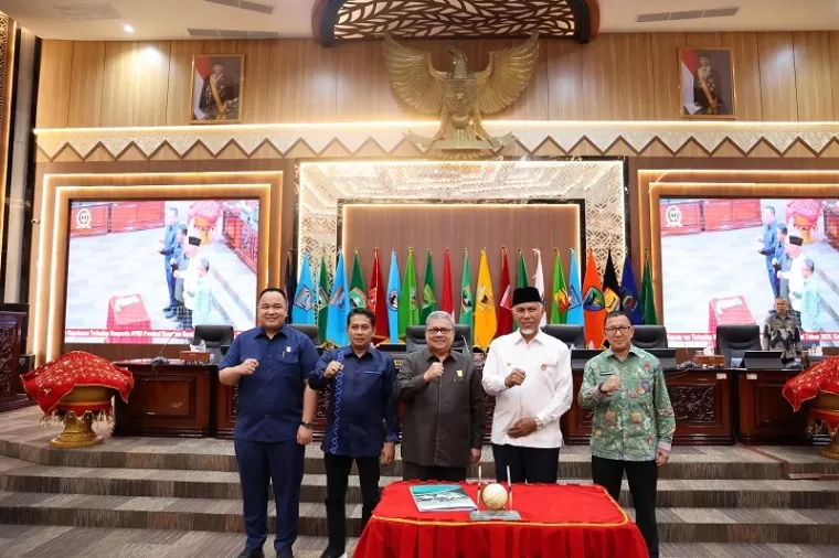 Unsur pimpinan DPRD Sumbar, Gubernur dan Plt Sekda pasca penandatanganan penetapan APBD Sumbar Tahun 2025 saat rapat paripurna, Kamis (28/11) sore-ist