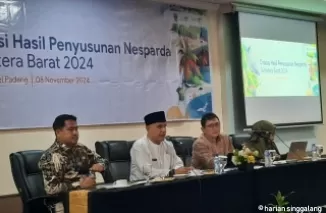 Kepala Dinas Pariwisata Sumbar Luhur Budianda didampingi Kabid Promosi Fajdi Hidayat dan Tim Unand memaparkan angka Desparda Sumbar 2024 di Padang, Jumat (8/11).Ist