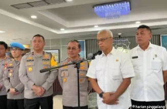 Ketua Harian Kompolnas Irjen Pol (Purn) Arief Wicaksono memberikan keterangan pers setelah audiens dengan Kapolda Sumbar dan jajarannya di Mapolda Sumbar, Minggu (24/11). Deri oktazulmi