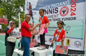 Direktur Utama (Dirut) PT Semen Padang, Indrieffouny Indra, secara resmi menutup Kejuaraan Nasional (Kejurnas) Junior TdP Semen Padang Tennis Tournament 2024 yang digelar di Lapangan Tenis Semen Padang, Minggu (24/11/2024).