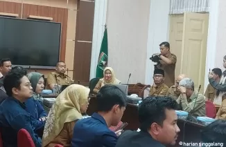 Kepala Dinas Kominfo Sumbar, Siti Aisyah memaparkan program digital Pemprov Sumbar dihadaan Plt Gubernur Sumbar, Audy Joinaldu, Selasa (5/11).Ist