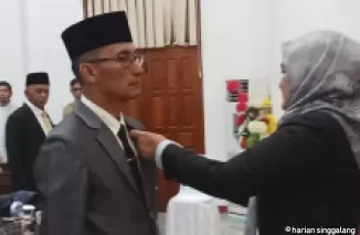 Ketua DPRD Sawahlunto Susi Haryati memasangkan pin DPRD pada Doni Asta selaku anggota pengganti antar waktu.(armadison)