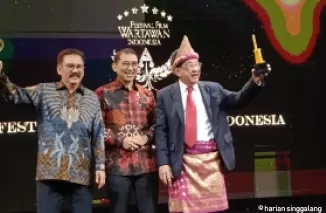 Ilham Bintang dan Anwar Fuady Raih Lifetime Achievement Award FFWI 2024