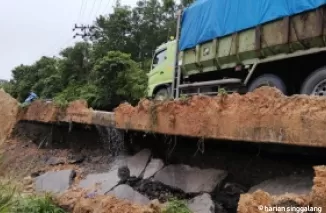 Kondisi Jalan Lintas Sumatera Kilometer 6, Jorong Sungai Nili, Kenagarian Sungai Kambuik, Kecamatan Pulau Punjung, Kabupaten Dharmasraya