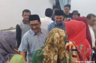 John Kenedy Azis dan Rahmat Hidayat saat menerima ucapan selamat dari masyarakat yang dating membludak ke posko pemenangannya di Sunua, Kecamatan Nan Sabaris, Rabu (27/11) malam. (darmansyah)