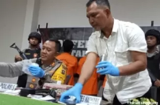 Kawanan Pengedar dan pemilik shabu ditangkap Satreskrim Narkotika Polres Sawahlunto. Ketiga tersangka dan Kapolres AKBP. Purwanto Hari Subekti dan Kasat Reskrim Narkotika AKP. Taufik tengah memperlihatkan barang bukti.(armadison)