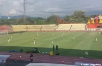 LATIHAN- Skuad Semen Padang FC jalani sesi latihan, Selasa (12/11) sore. Latihan di Stadion H. Agus Salim itu jelang menjamu PDRM Malaysia di Laga Persahabatan Internasional, Sabtu (16/11) malam. (dede amri)