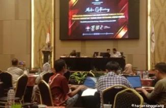 Ketua KPU Padang Dorri Putra saat membuka Media Gathering bersama awak media, Minggu (24/11). (Bambang)