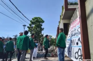 Mahasiswa Unand saat menggelar aksi di depan Kantor PN Padang, Jalan Khatib Sulaiman, Senin (1/11). (wy)