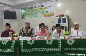 Ketua Pimpinan Daerah Muhammadiyah Payakumbuh (empat dari kanan) pada acara penyerahan beasiswa LazisMu Payakumbuh.