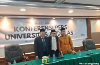 Rektor Unand, Efa Yonnedi (tengah) bersama Khairul Fahmi dan Wakil Rektor II Unand, Hefrizal Handra dalam jumpa pers, Rabu (13/11) di Gedung Rektorat Unand. (wy)