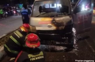 Mobil Zataka Express Ludes Terbakar di Tengah Jalur Sibuk