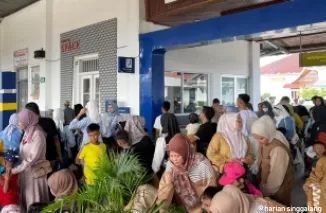 Penumpang menunggu keberangkatan di stasiun Simpang Haru, Padang.Ist