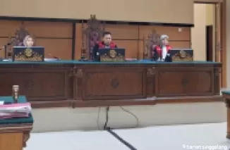 SIDANG TUNTUTAN. -  Terdakwa Alpin dalam sidanh tuntutan di Pengadilan Negeri Sawahlunto.(armadison)