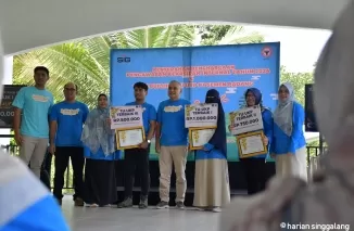 Direktur Keuangan dan Umum PT Semen Padang Oktoweri menyerahkan penghargaan pada unit kerja yang di Club House PT Semen Padang, Kamis (21/11).Ist