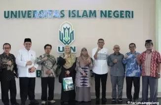 Rektor UIN Bukittinggi, Silfia Hanani (lima dari kanan), dan TNC UIS Zetty Nurzuliana Binti Rasheed (empat dari kiri) serta jajaran pimpinan UIN Bukittinggi.