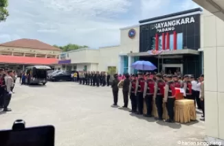 Jenazah Kasat Reskrim rencannya diterbangkan ke Makassar. (deri)