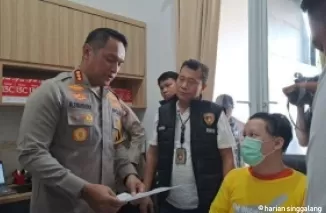 Polres Jakarta Barat menggerebek rumah yang dijadikan markas jaringan penyewaan rekening untuk judi online. (Foto: Tribunnews)