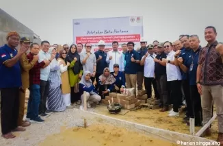 PT Semen Padang melakukan peletakan batu pertama pembangunan rumah warga kurang mampu di Perumahan BSD Mandiri, Desa Karya Indah, Kecamatan Tapung, Kabupaten Kampar, Riau, Kamis (7/11/2024). Ist