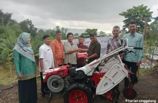 PT Semen Padang Dukung Produktivitas Petani Padayo dengan Bantuan Hand Traktor