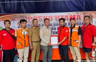 PT Semen Padang sebagai bagian dari SIG, mengirimkan relawan Tim Reaksi Cepat (TRC) dan bantuan logistik ke lokasi bencana banjir bandang yang melanda Kecamatan Sumpur Kudus, Kabupaten Sijunjung.Ist