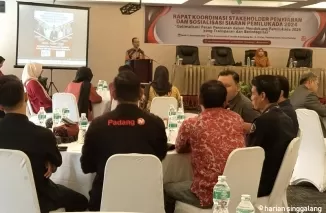 Ketua KPID Sumbar Robert Cenedy saat membuka rakor bersama stakeholder penyiaran dan sosialisasi siaran pemilukada 2024.